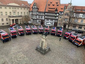 Die Fahrzeuge vier bis sechs (von links) sind die Emder Fahrzeuge.