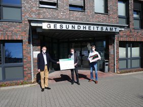 Peter Bartsch, SuS Emden; Horst Jahnke, Kämmerer; Dr. Dirk Obes, stv. Ärztlicher Leiter Gesundheitsamt (v.l.n.r.)