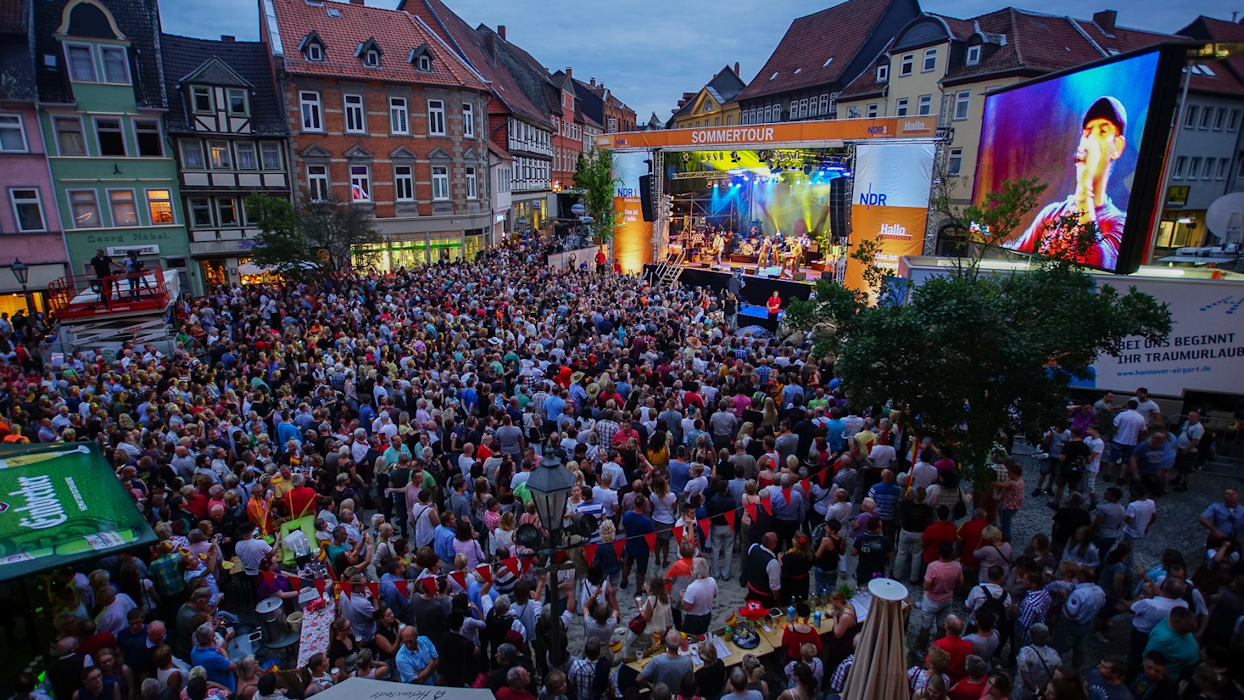 Stadtwette und Live-Konzert: Die NDR Sommertour kommt in diesem Jahr nach Emden.